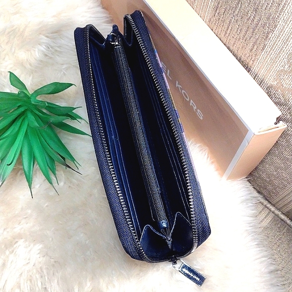 Michael Kors Camo Continental Wallet - Picture 5 of 14